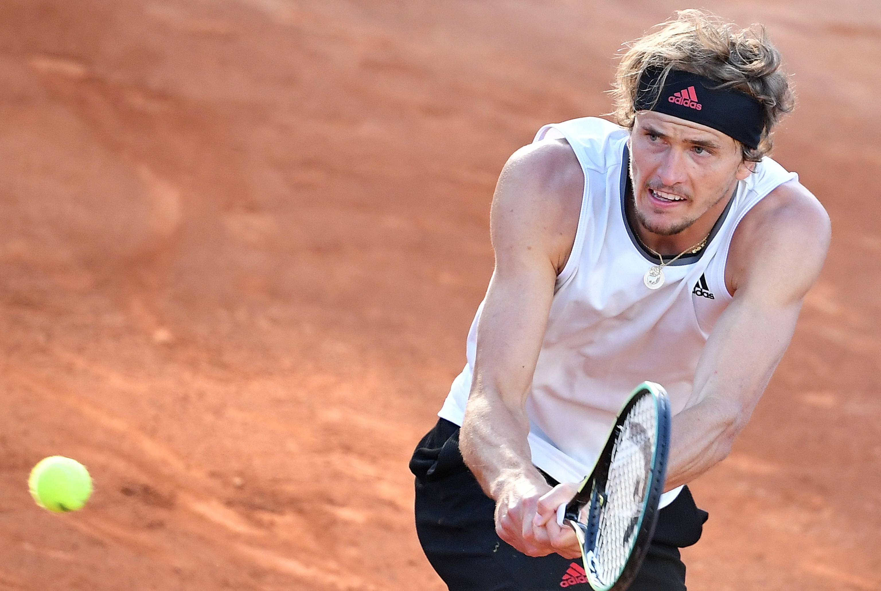 开云足球直播-世界网球队鏖战英国网球队，兹维列夫高光表现